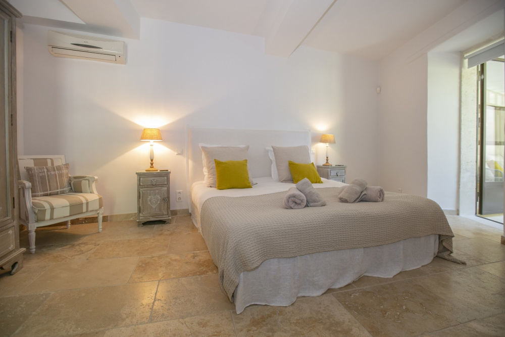 Photographs of Mas des Marguerites villa in Provence - Image 14 of 43