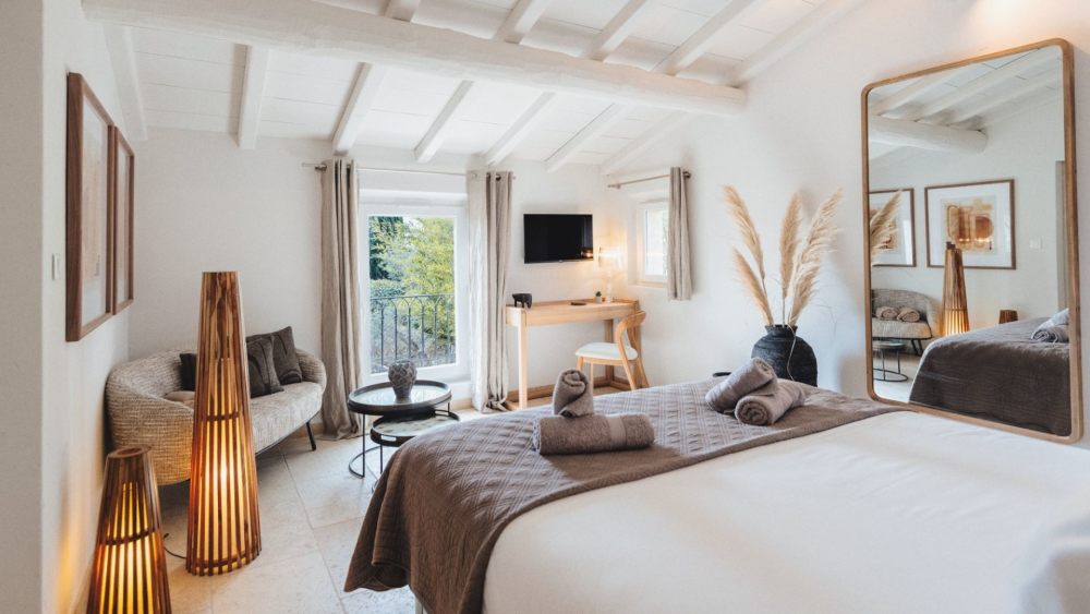Photographs of Mas des Charmes villa in Provence - Image 27 of 39