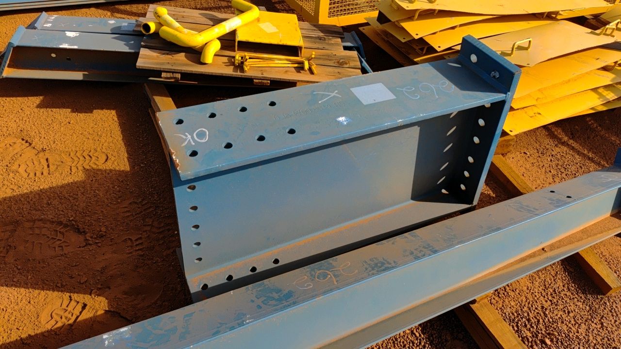 Lot of Metal Structures / BOX D16
