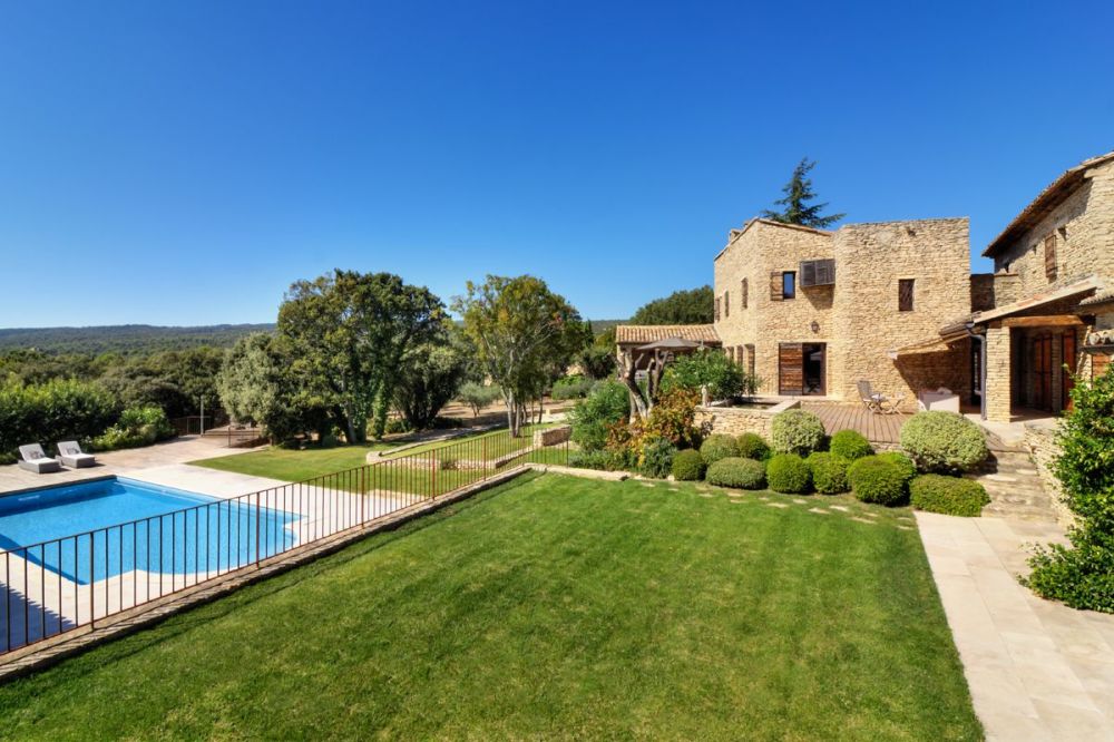 Photographs of Mas de Bellecour villa in Provence - Image 4 of 37