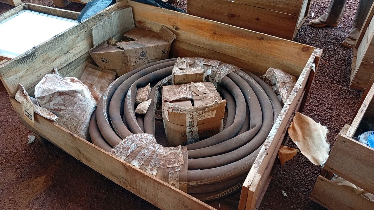 Lot with reinforced industrial hoses
