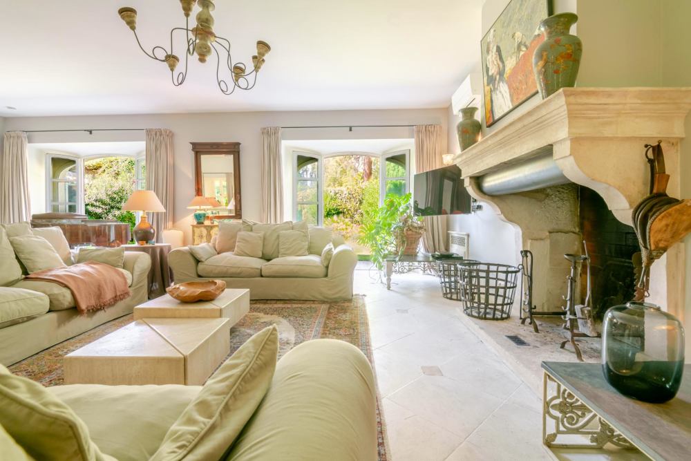 Photographs of Domaine de Fontclair villa in Provence - Image 7 of 60