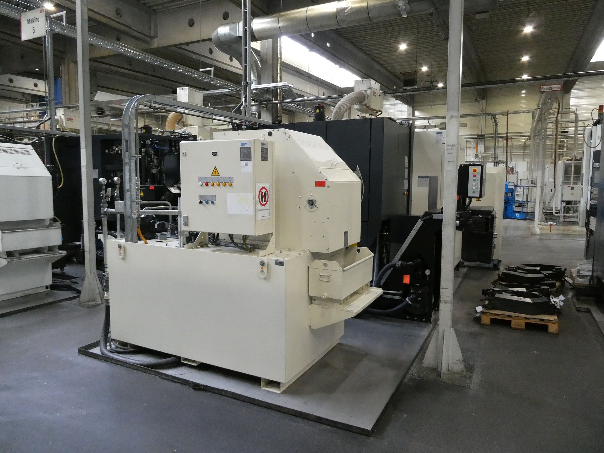 CNC Machining Center-Makino - Image 8