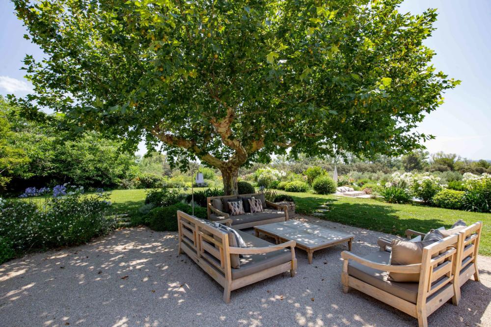 Photographs of Mas de Cezanne villa in Provence - Image 10 of 41