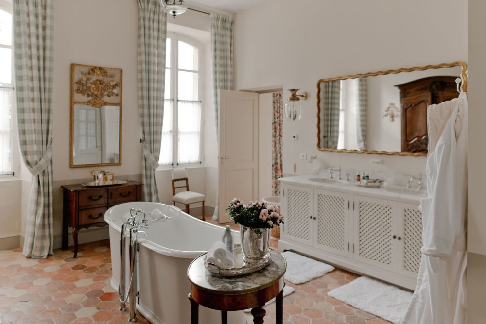 Photographs of Chateau Avignon Provence villa in Provence - Image 16 of 35