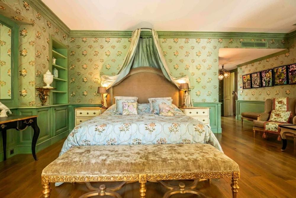 Photographs of Domaine de Beau-Fleurs villa in Provence - Image 12 of 45