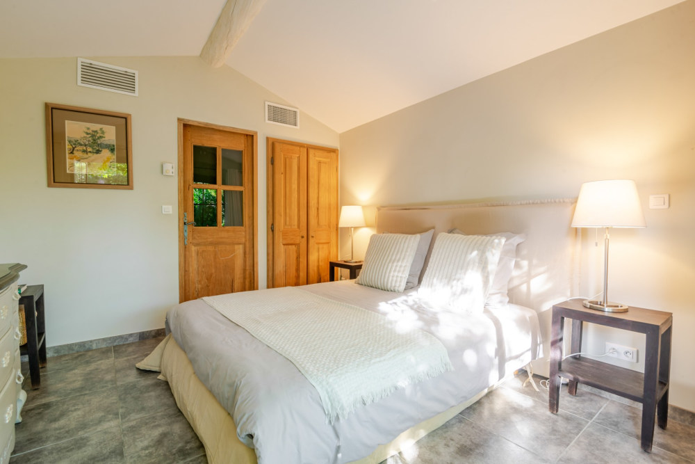 Photographs of Mas des Lilas villa in Provence - Image 27 of 36
