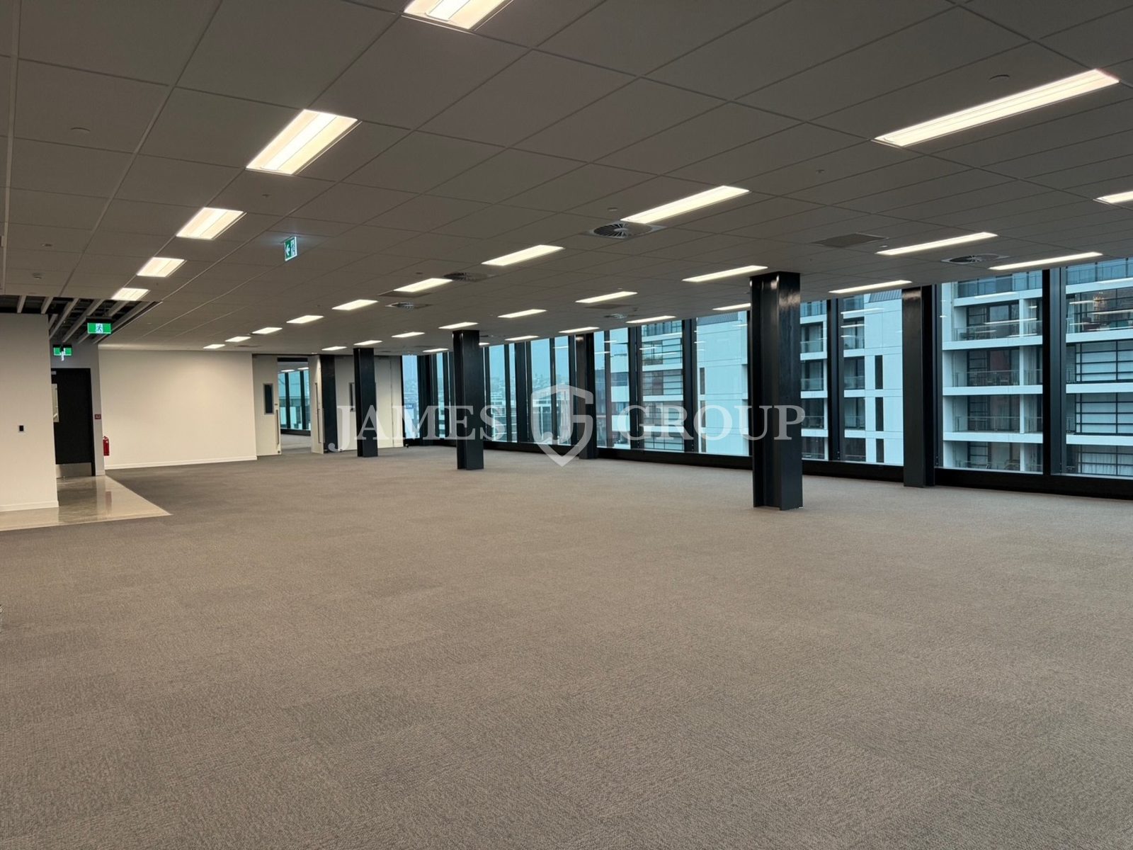 1,974m² Office With Stunning Waterfront Views