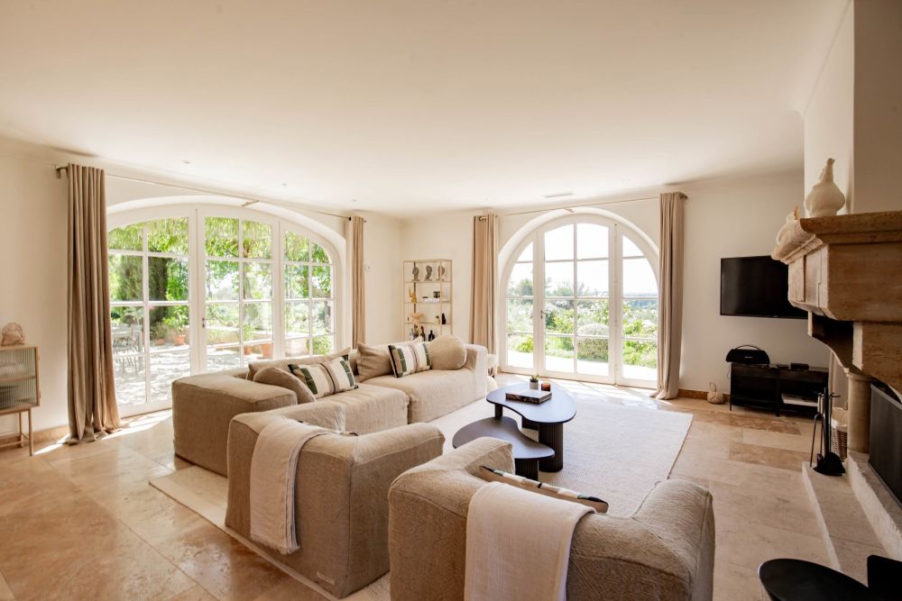 Photographs of Mas de Cezanne villa in Provence - Image 8 of 41