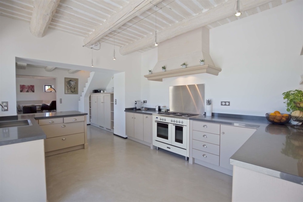 Photographs of Mas des Platanes villa in Provence - Image 6 of 36