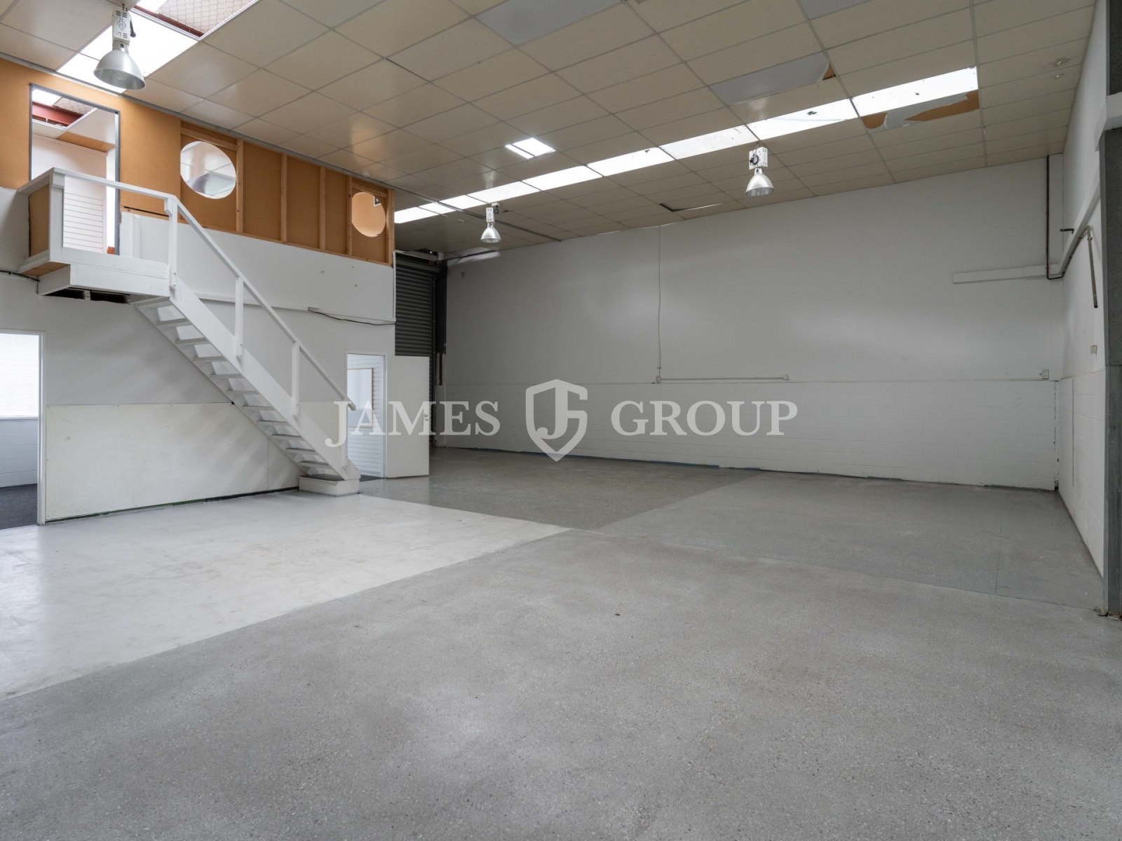 Henderson High Stud Unit + 3 Carparks | 180sqm