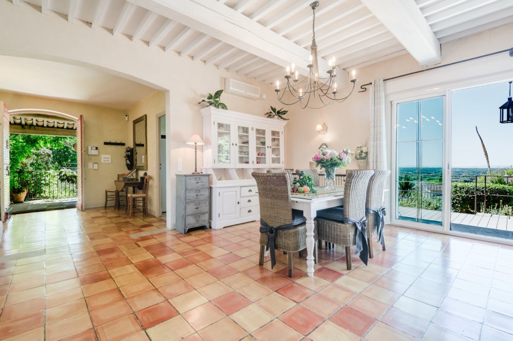 Photographs of Mas des Rocailles villa in Provence - Image 8 of 41
