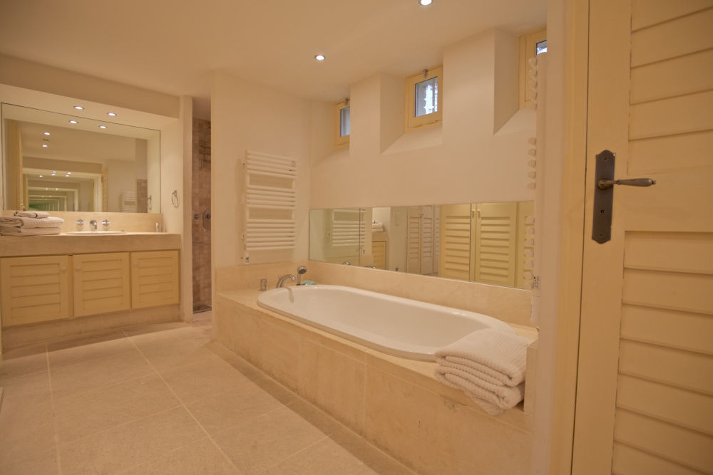 Photographs of A Laise en Provence villa in Provence - Image 14 of 25