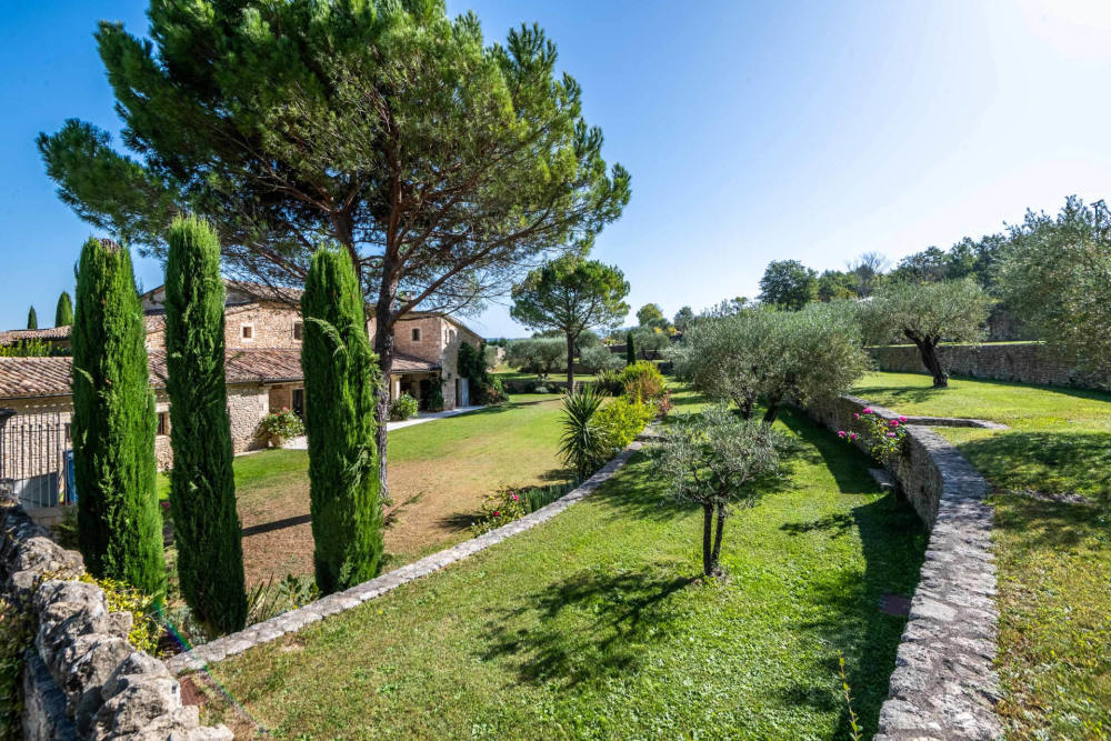 Photographs of Mas de Lacoste villa in Provence - Image 14 of 64