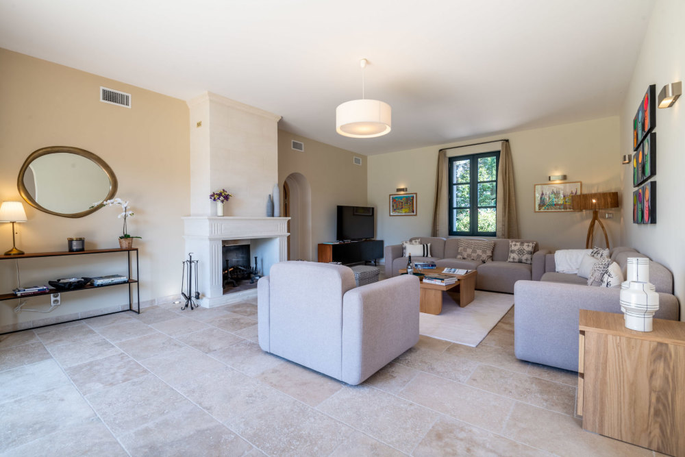 Photographs of Mas de Verlaine villa in Provence - Image 7 of 42