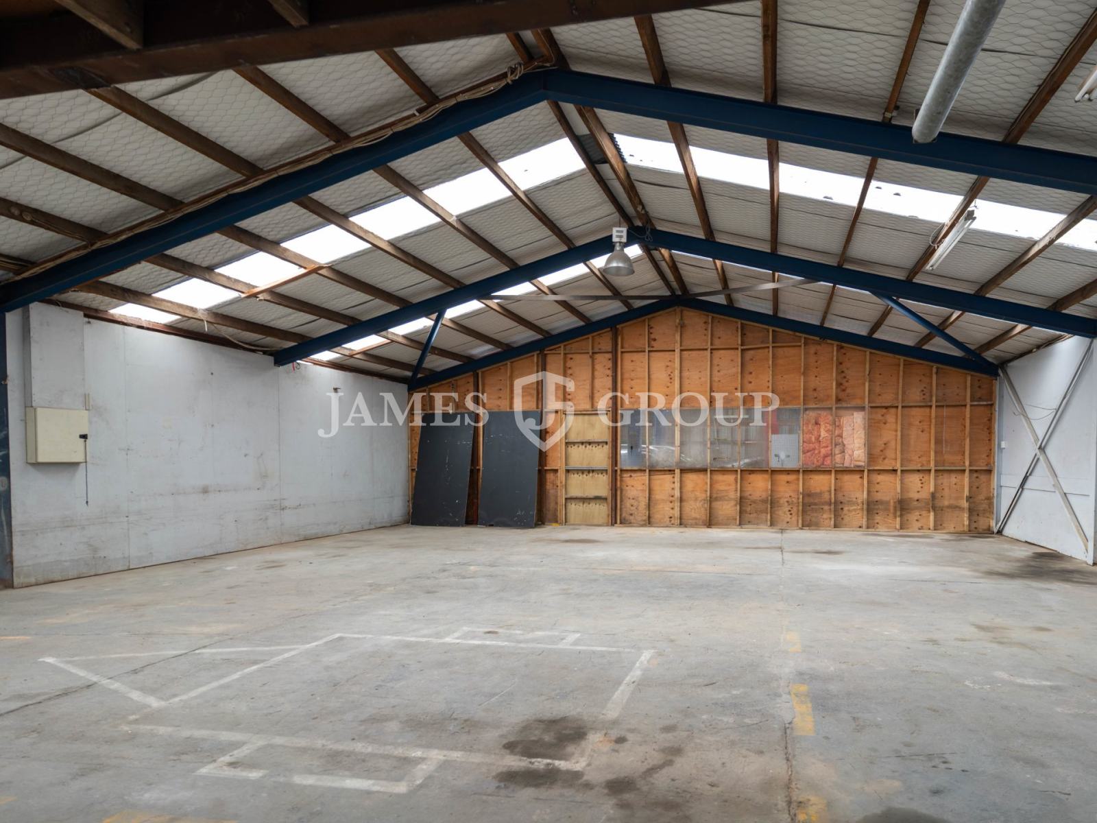 Versatile Drury Warehouse With Yard