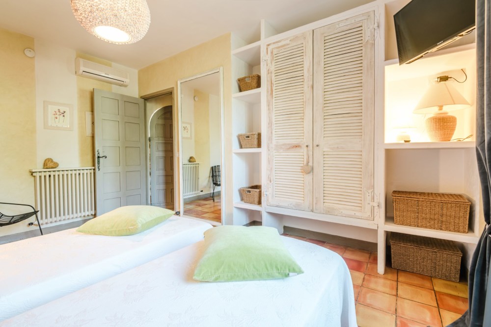 Photographs of Mas des Rocailles villa in Provence - Image 21 of 41