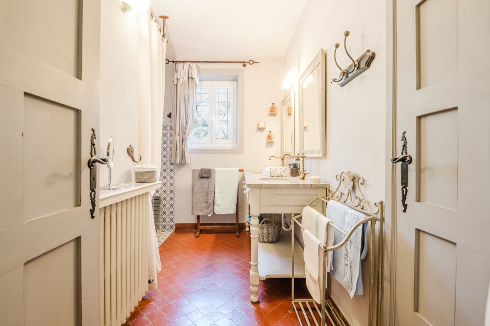 Photographs of Mas des Rocailles villa in Provence - Image 22 of 41