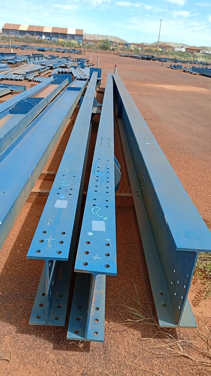Lot of Metal Structures / Street 1 / BOX B18