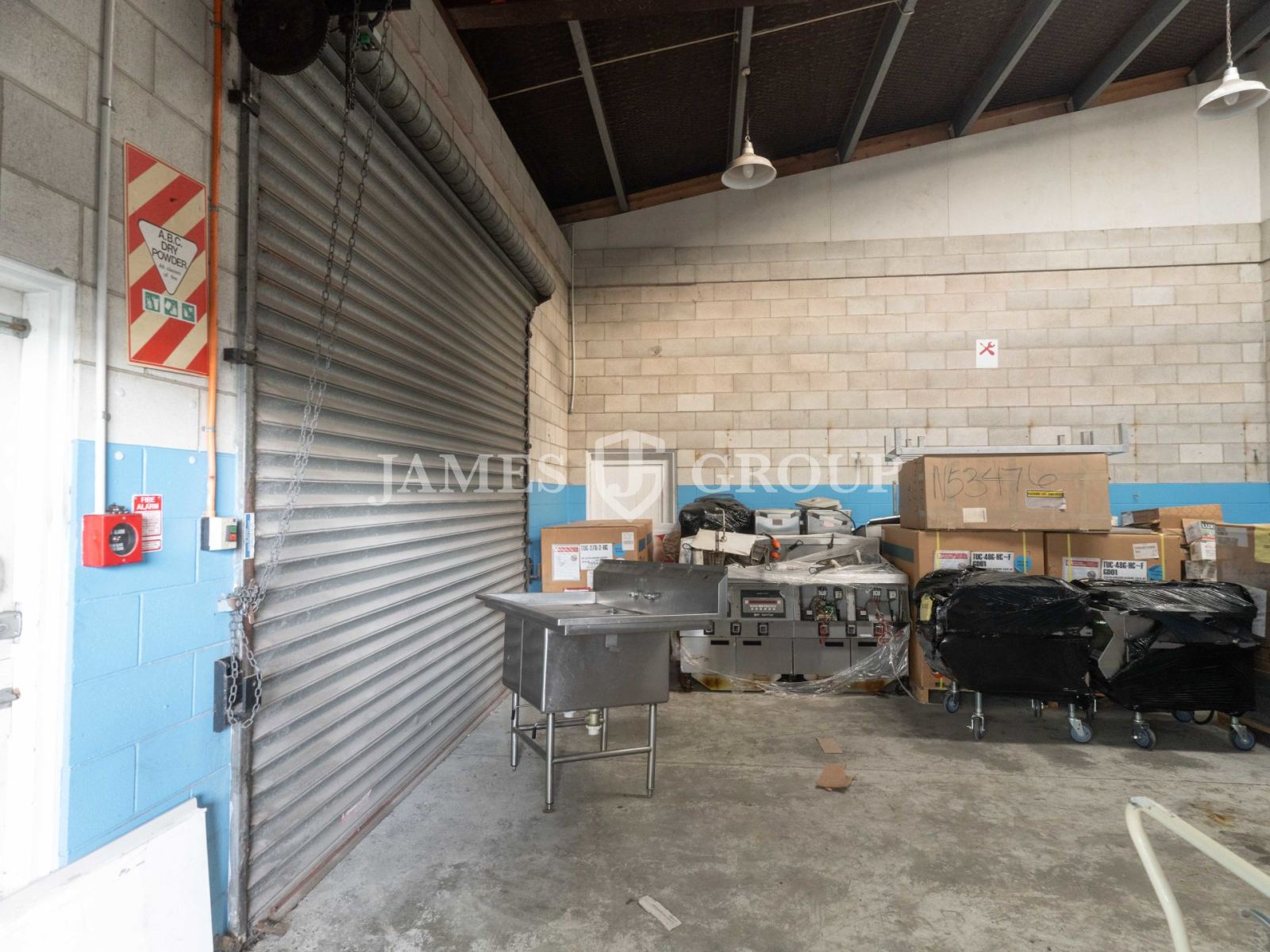 338m2 High-stud Industrial Unit With Parking