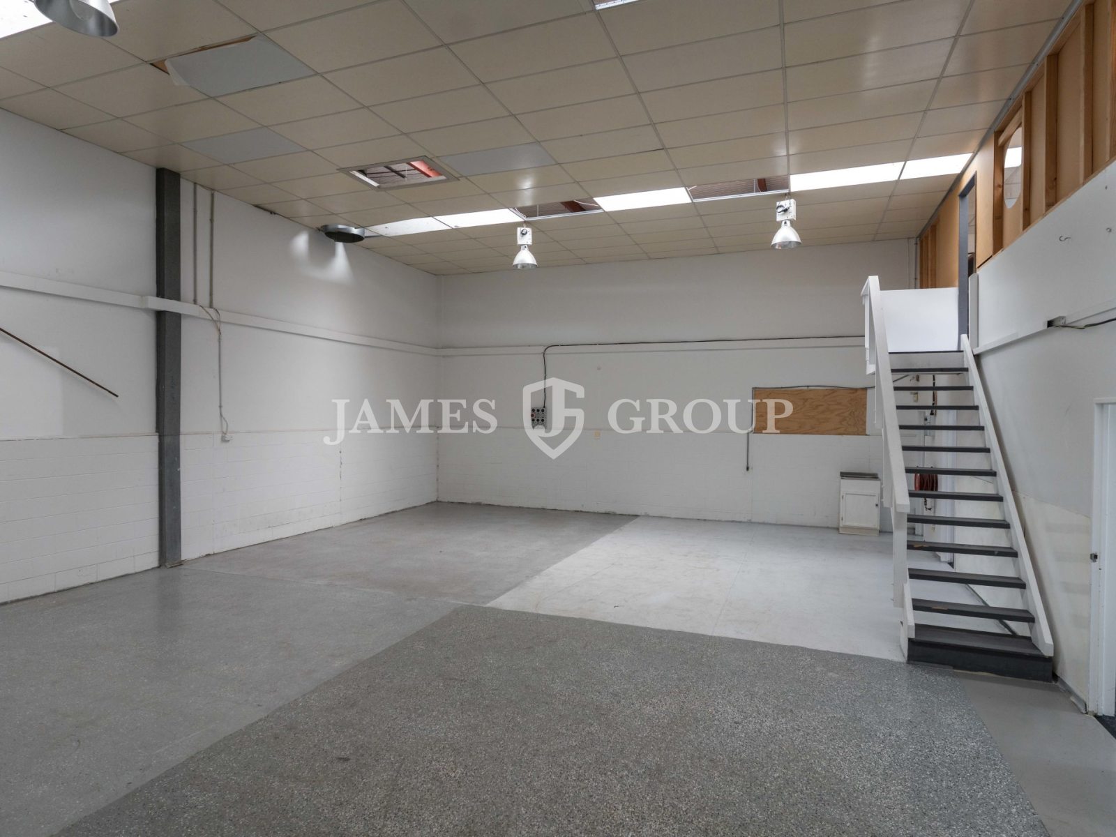 Henderson High Stud Unit + 3 Carparks | 180sqm