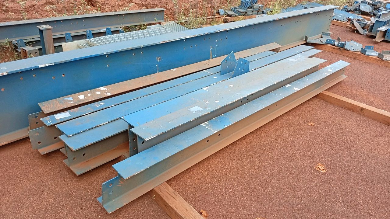 Lot with Several Metalic Structures Around 10ton