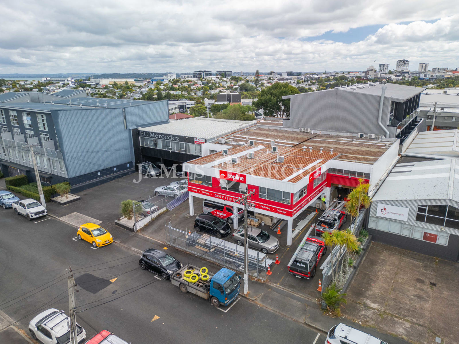 High-stud With Parking In Mount Eden