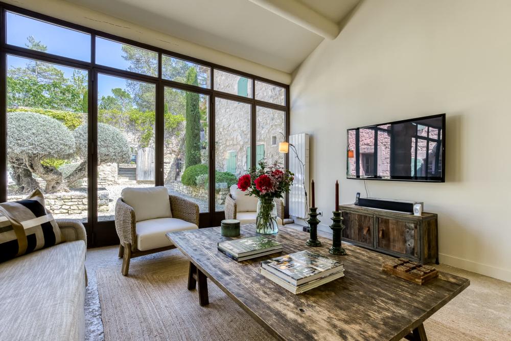 Photographs of Le Mas des Amandiers villa in Provence - Image 5 of 41