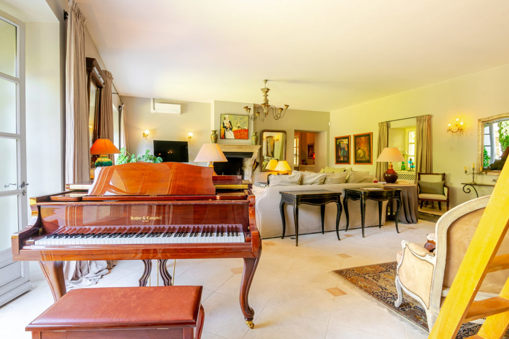 Photographs of Domaine de Fontclair villa in Provence - Image 8 of 60