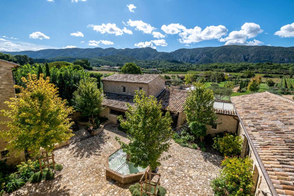 Photographs of Domaine du Lys villa in Provence - Image 3 of 45