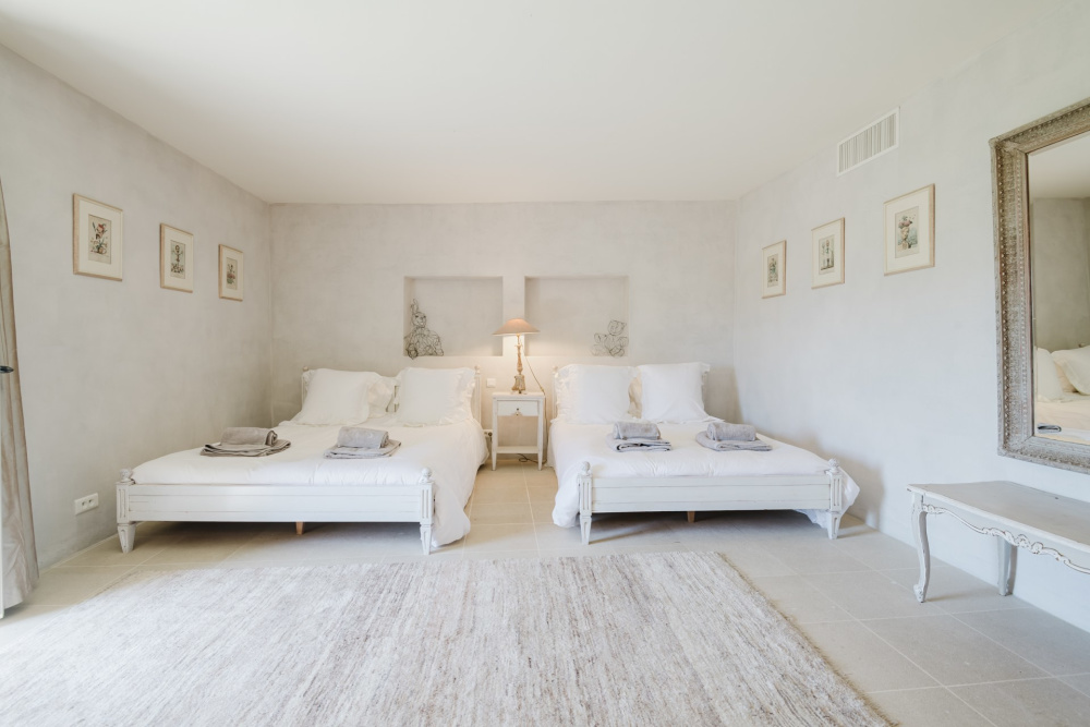 Photographs of Mas la Bergerie de Cabrieres villa in Provence - Image 49 of 56