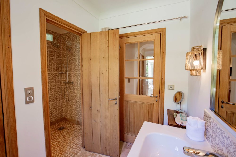 Photographs of Mas de Cezanne villa in Provence - Image 18 of 41