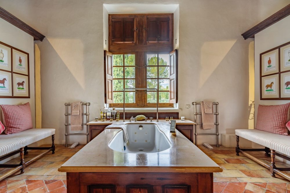 Photographs of Chateau de Sannes villa in Provence - Image 46 of 61