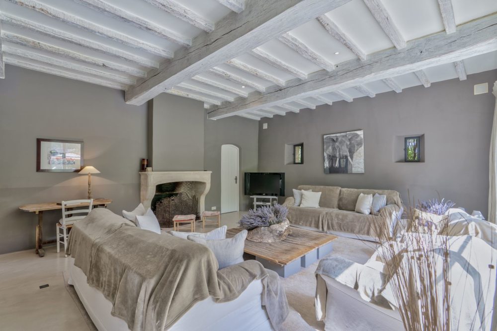 Photographs of Mas de la Quietude villa in Provence - Image 7 of 48