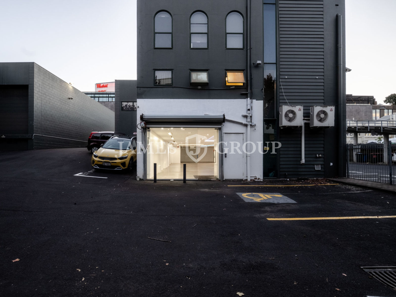 Versatile Open-plan Retail/storage
