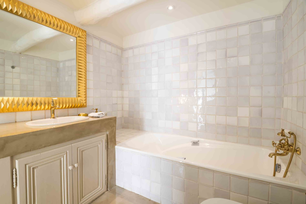 Photographs of Mas des Papillons villa in Provence - Image 24 of 45