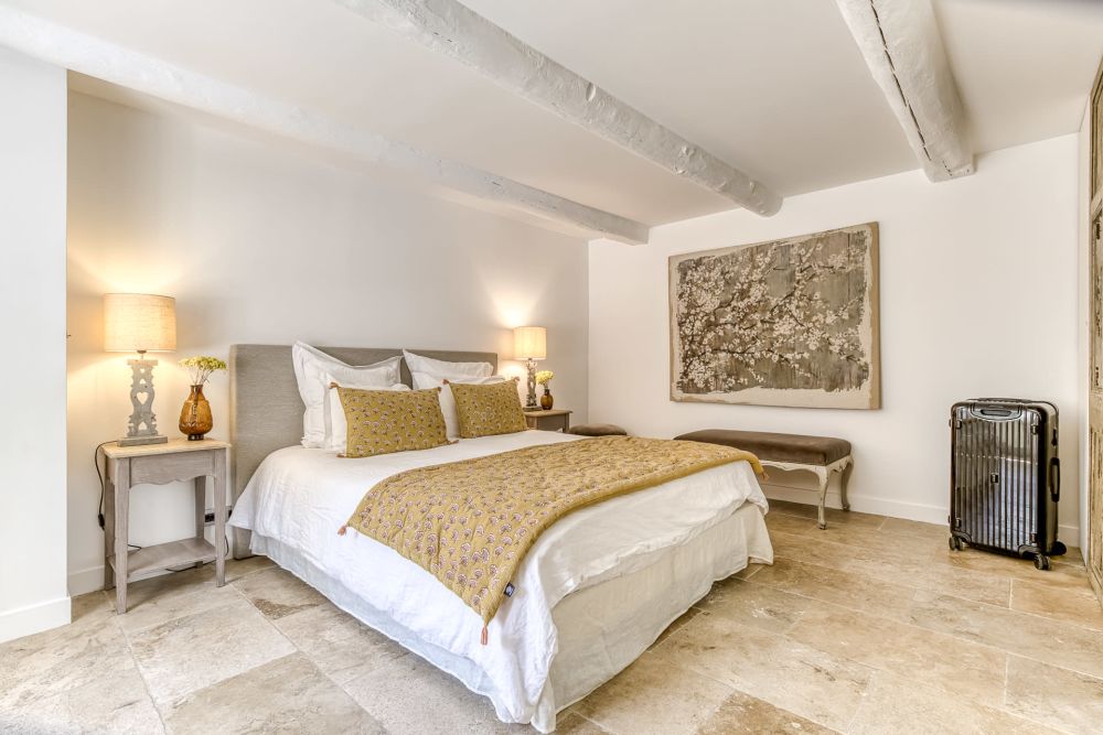 Photographs of Le Mas des Amandiers villa in Provence - Image 9 of 41