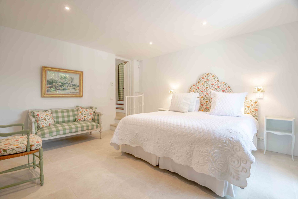 Photographs of Mas Provencal villa in Provence - Image 18 of 38