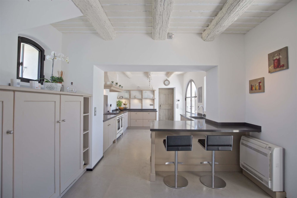 Photographs of Mas des Platanes villa in Provence - Image 7 of 36
