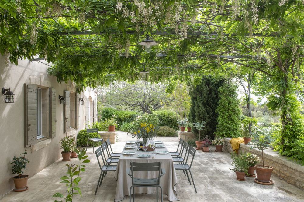 Photographs of Mas de Cezanne villa in Provence - Image 12 of 41