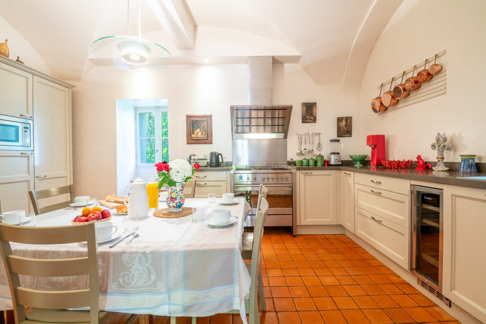 Photographs of Mas de Montolivet villa in Provence - Image 10 of 42
