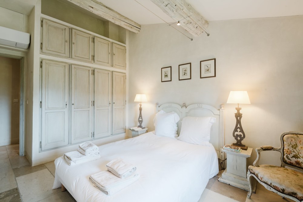 Photographs of La Maison de Cabrières villa in Provence - Image 19 of 27