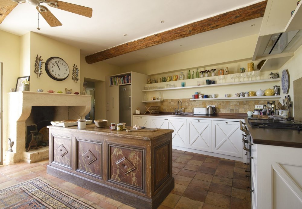 Photographs of Mas de Belleroche villa in Provence - Image 9 of 34