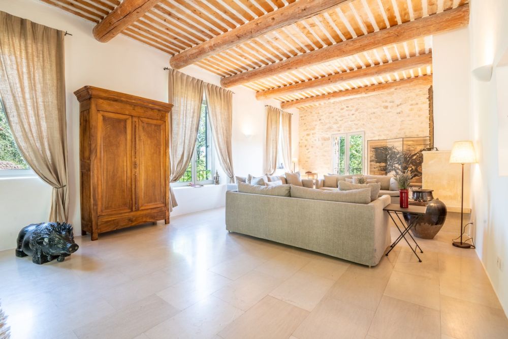 Photographs of Mas les Gardiols villa in Provence - Image 8 of 43