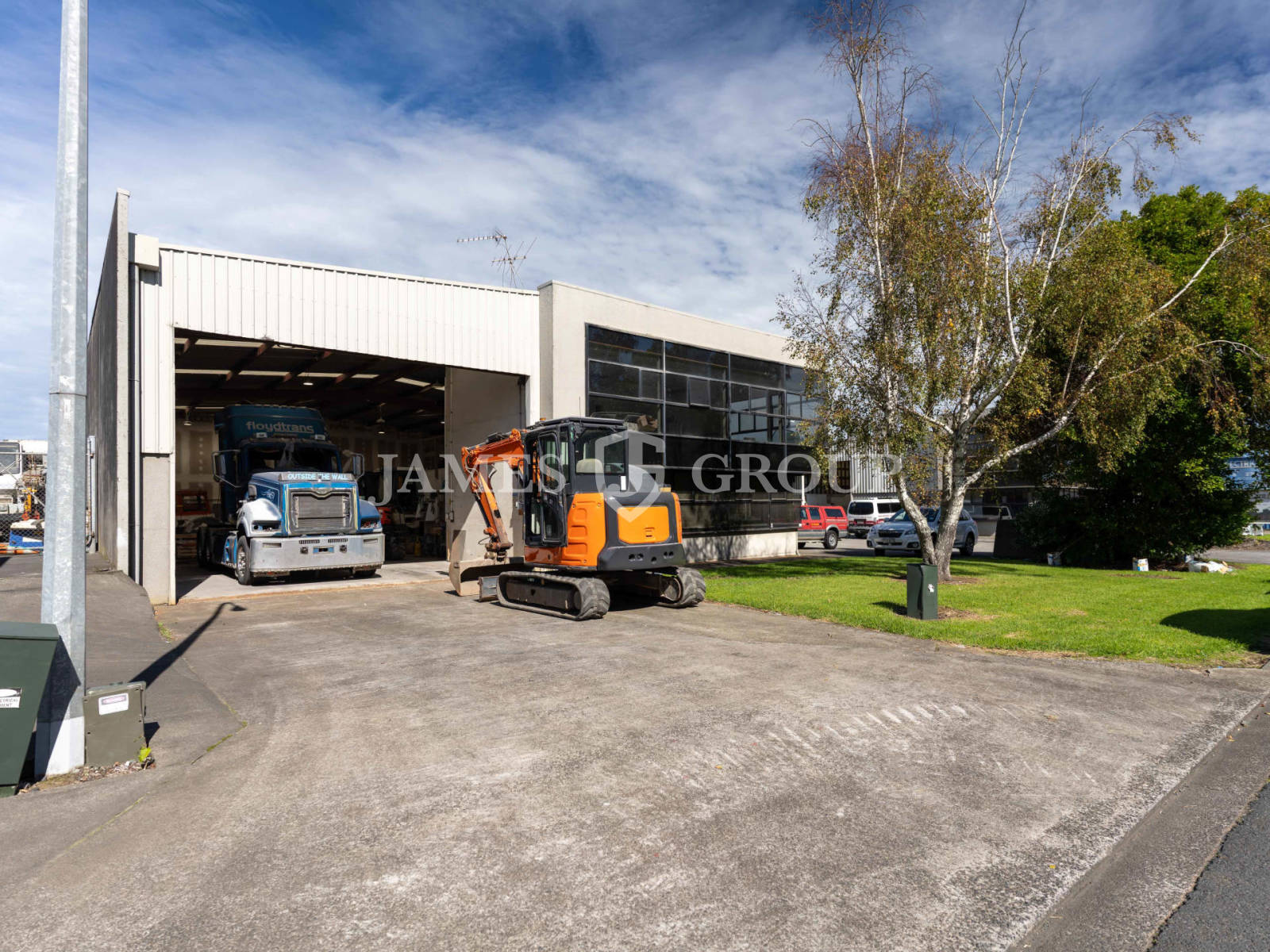 443m² Industrial Unit | Dual Roller Doors