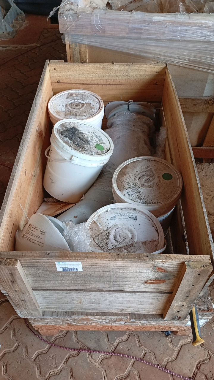 Lot with 4 Fluorescent powder Buckets