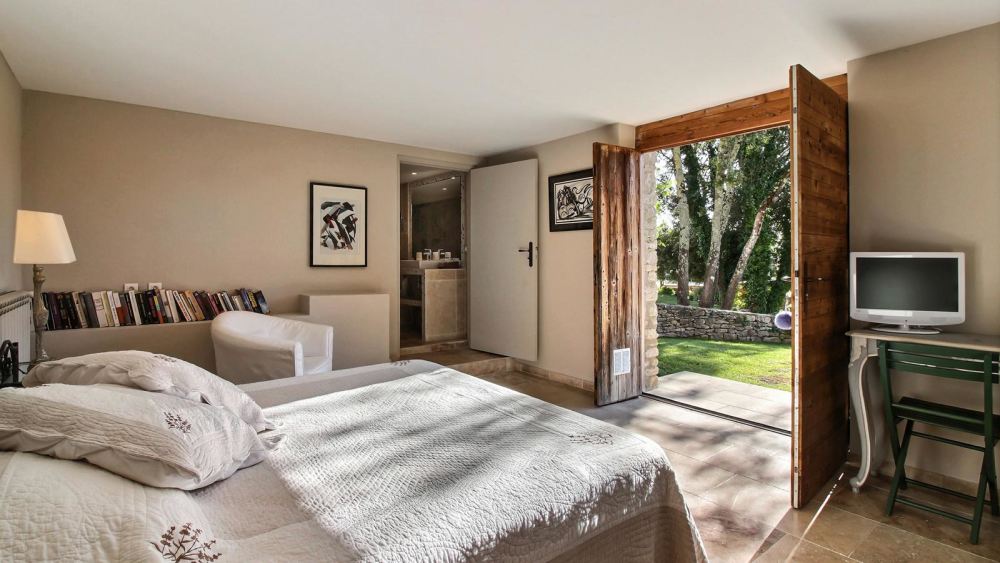 Photographs of Mas de Bellecour villa in Provence - Image 29 of 37