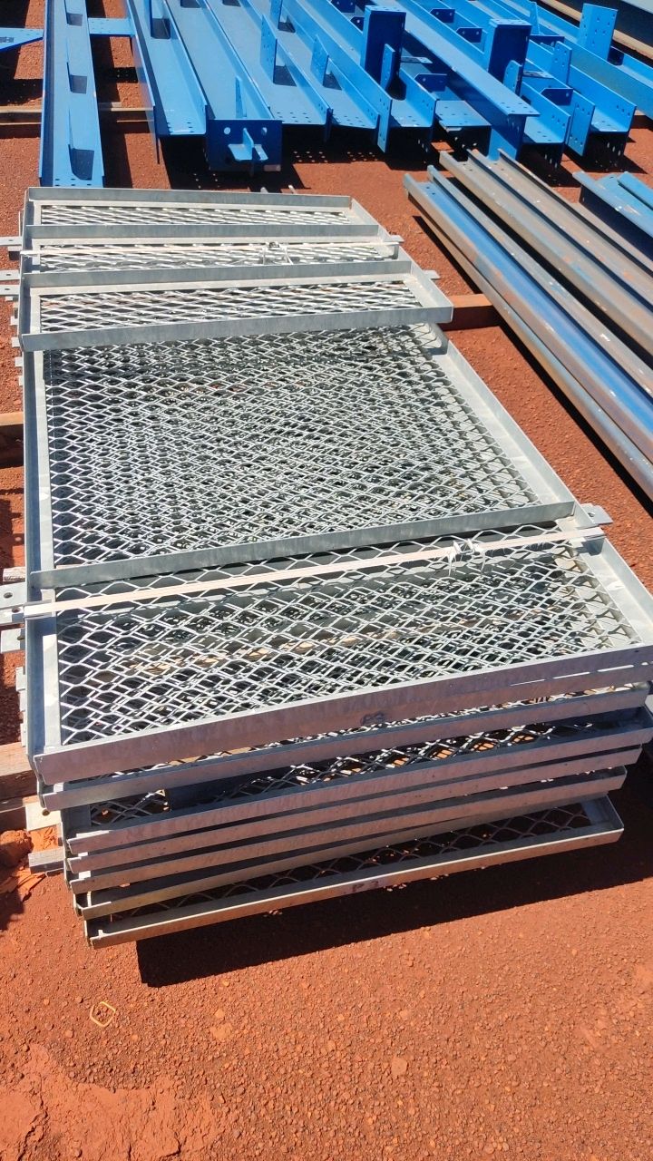 Lot of Metal StructuresConveyors / Street 3 / BOX D5