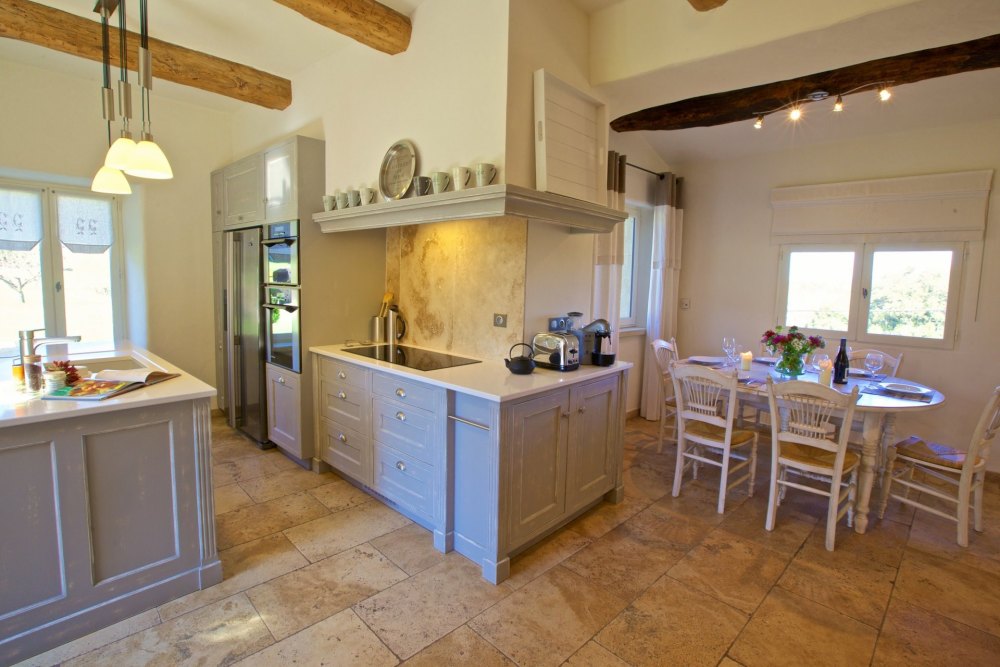Photographs of Mas des Cerisiers villa in Provence - Image 5 of 34