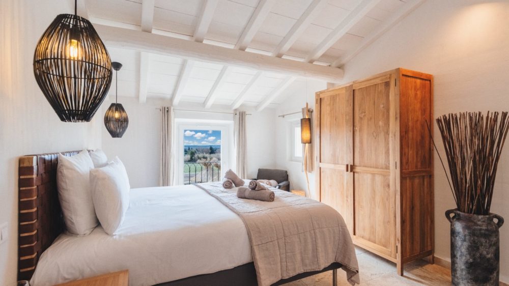 Photographs of Mas des Charmes villa in Provence - Image 22 of 39